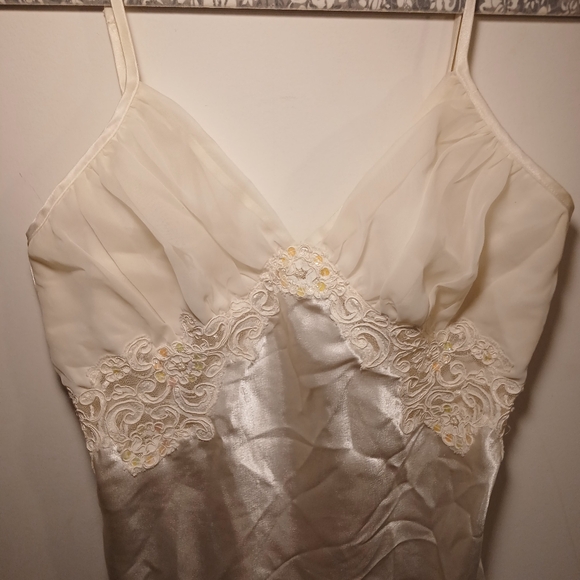 Victoria's Secret Cream Chemise - Picture 4 of 16